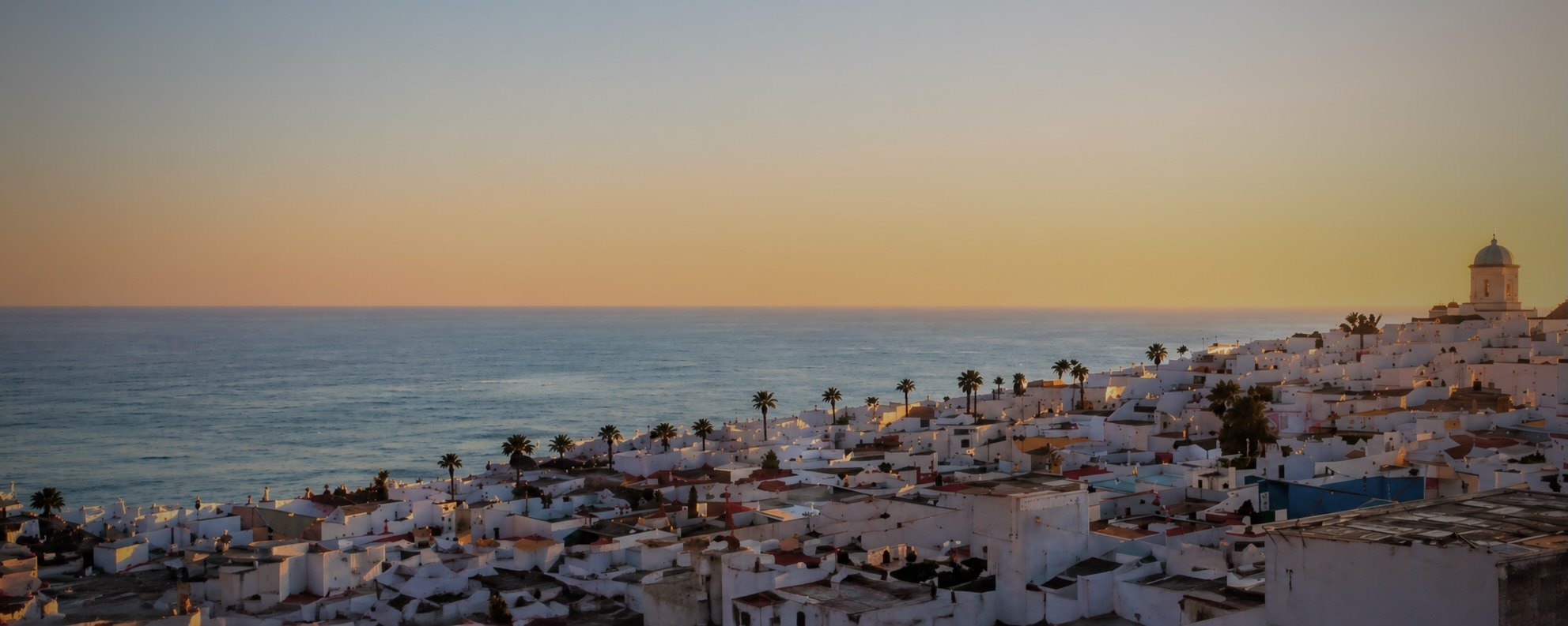 Vista de Conil de la Frontera al atardecer frente al Atlántico