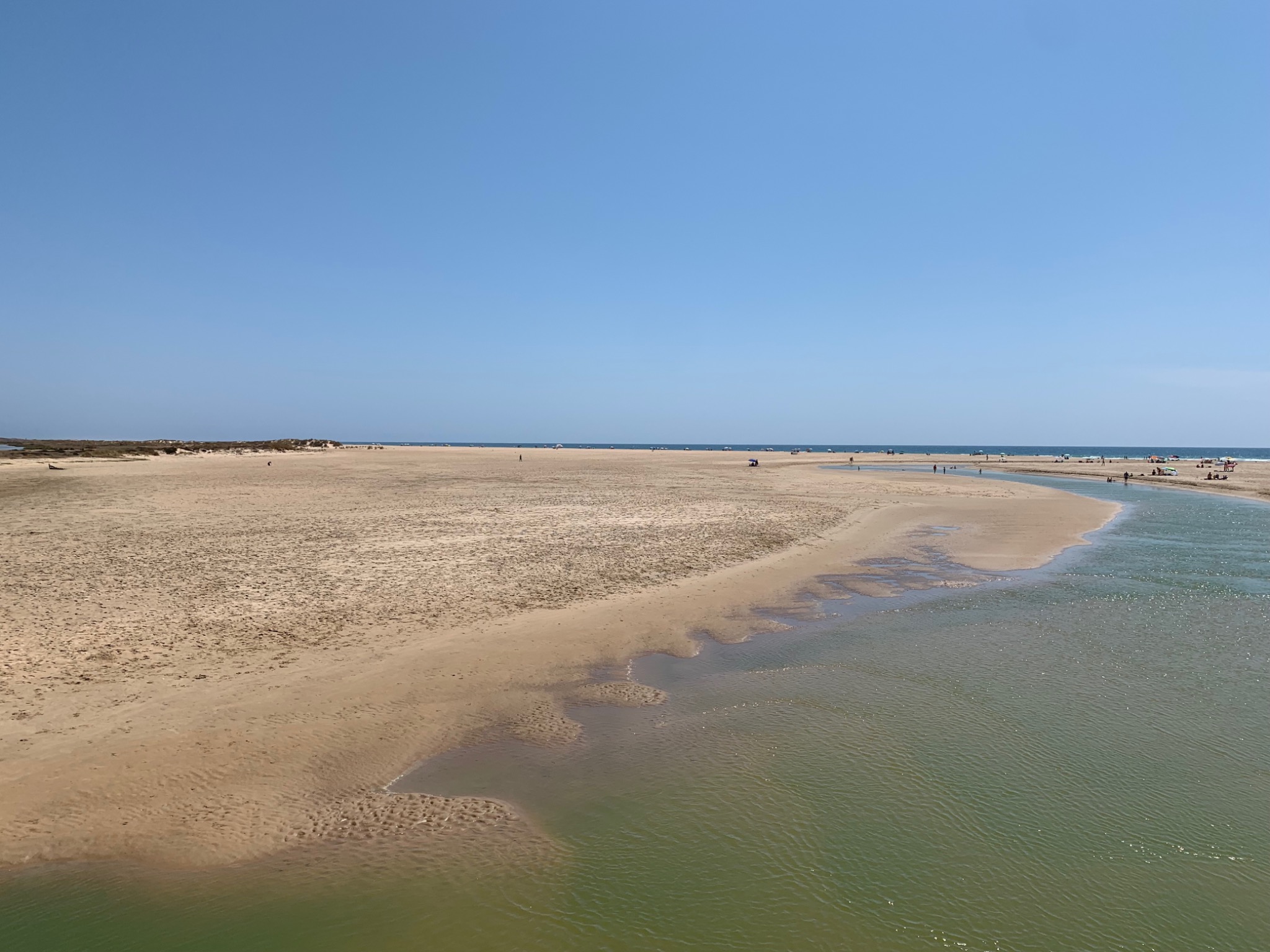 Río Salado y playa abierta en Conil de la Frontera
