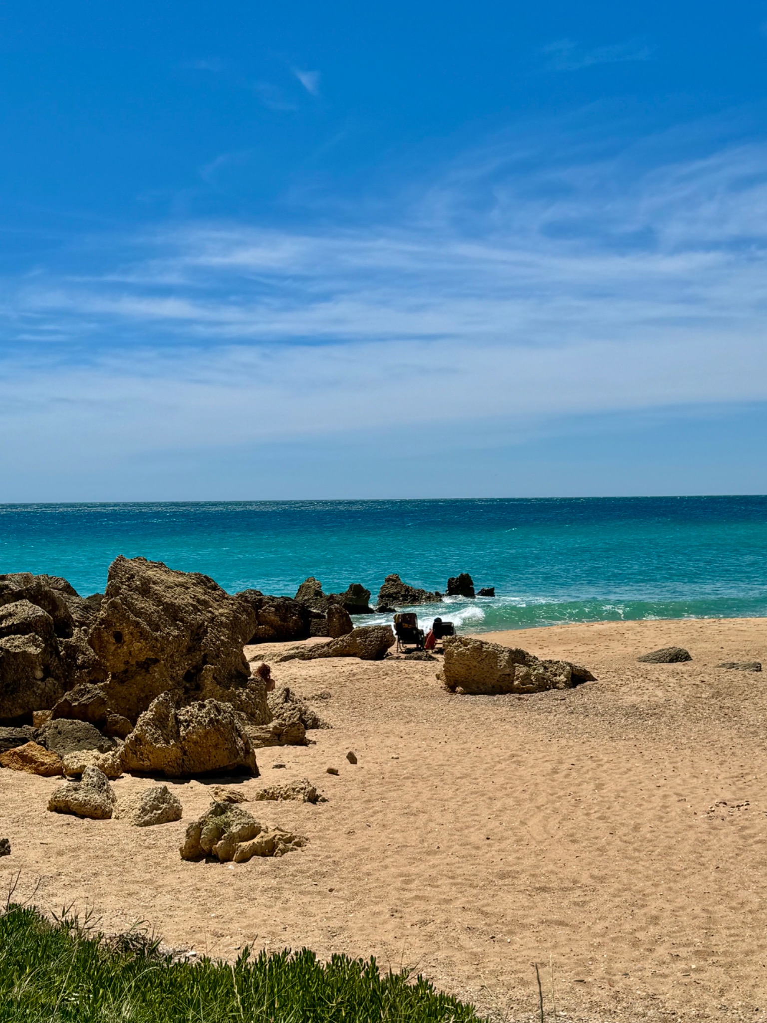 Cala de arena y agua turquesa en la costa de Conil