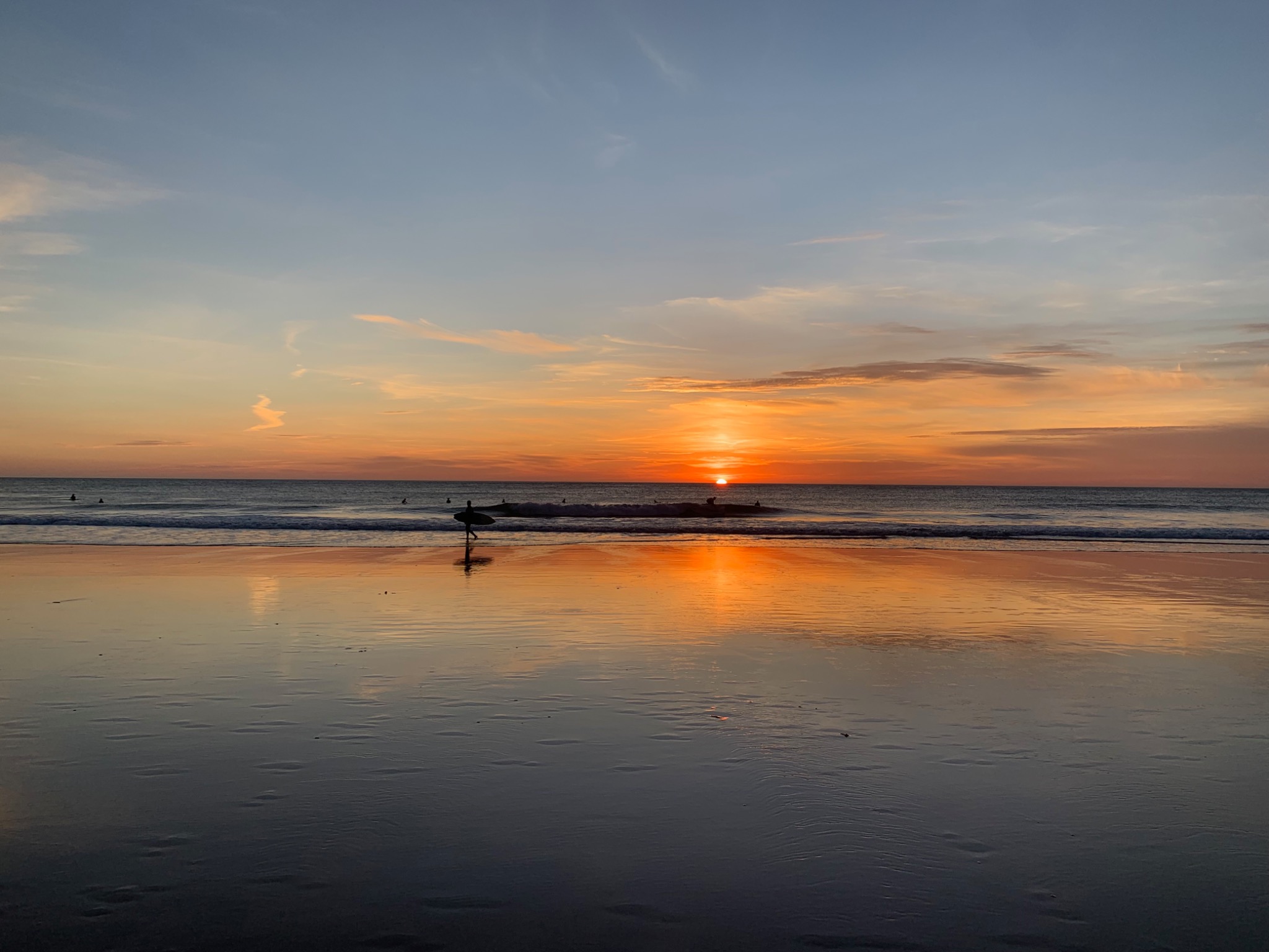 Atardecer atlántico con surfer en Conil